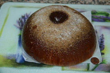 Son variaciones de la Mona de Pascua típicas de la zona de la Comunidad Valenciana y Murcia. Hemos dicho que se parecen (los ingredientes son los mismos), pero el proceso de elaboración es un distinto. El resultado a un bollo esponjoso coronado con un buen montón de azúcar.