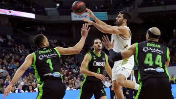 GRAF7322. MADRID, 09/02/2020.- El base argentino del Real Madrid, Facundo Campazzo (2d) junto a de encestar ante la oposici&oacute;n del p&iacute;vot nigeriano del Coosur Real Betis, Obi Enechionyia (2i), el p&iacute;vot jamaicano Jerome Jordan (d) y el alero estadounidense Demetrius Conger (i) durante el partido correspondiente a la Liga ACB en el Wizink Center de Madrid este domingo. EFE/JuanJo Mart&iacute;n