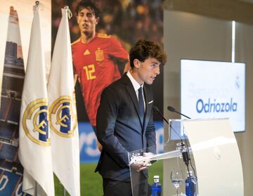 El jugador donostiarra ha sido presentado en el estadio Santiago Bernabéu de la mano de Florentino Pérez y acompañado de su familia.