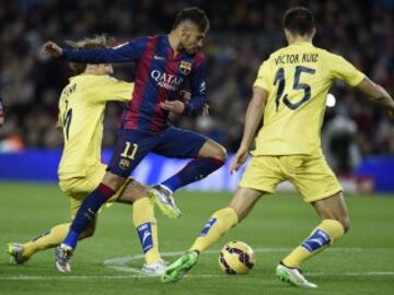 Neymar entre Tomas Pina y Víctor Ruiz.