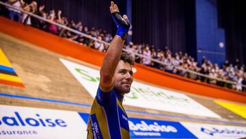 Mark Cavendish saluda a los aficionados tras su caída en la prueba de Madison de los Seis Días de Gante.