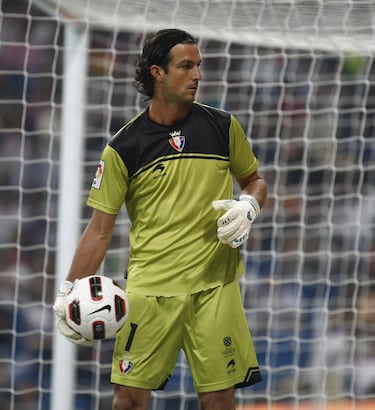 Llegó a Osasuna en 2005, procedente del Manchester United y tras pasar por equipos como Atlético de Madrid , Valladolid y Racing. En el club pamplonés permaneció soete temporadas. Sin embargo, y después de estar entrenando durante seis meses con la Mutilvera, Osasuna lo repescó tras la lesión de Asier Riesgo. Se retiró en el club rojillo, en junio de 2013, tras jugar los últimos minutos de la jornada 38 ante el Real Madrid, con 41 años. Vivió los mayores éxitos de Osasuna.