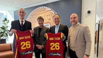 Elisa Aguilar, presidenta de la FEB, y Chus Mateo, seleccionador español, posan con Adam Silver, comisionado de la NBA, y Mark Tatum, vicecomisionado de la NBA.