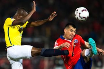 Gary Medel afirmó la defensa de Chile en el triunfo sobre Ecuador.