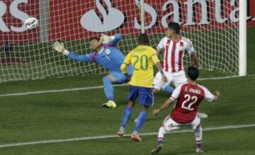 1-0. Robinho marcó el primer tanto.