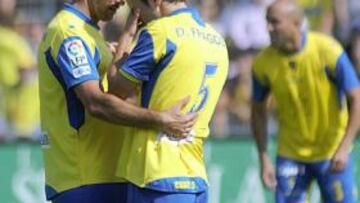 <b>IMPOTENCIA. </b>Álvaro Silva intenta consolar a Fragoso, que no puede contener las lágrimas.