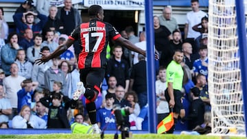 Arne Slot recuerda a Sinisterra.