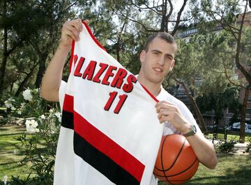 Fue elegido en la posición número 27 del Draft de la NBA de 2006 por Phoenix Suns. Posteriormente fue traspasado a Portland Trail Blazers, donde jugó durante tres temporadas 