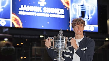 Flushing Meadows (United States), 08/09/2024.- Jannik Sinner of Italy holds up his US Open Championship trophy in front of Arthur Ashe stadium after defeating Taylor Fritz of the US during their men's final match of the US Open Tennis Championships at the USTA Billie Jean King National Tennis Center in Flushing Meadows, New York, USA, 08 September 2024. The US Open tournament runs from 26 August through 08 September. (Tenis, Italia, Nueva York) EFE/EPA/CJ GUNTHER