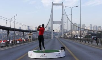 Tiger Woods realiza un golpe durante un evento para promover el próximo torneo de golf, el Abierto de Turkish Airlines, en el puente del Bósforo que une los lados europeo y asiático de la ciudad de Estambul.