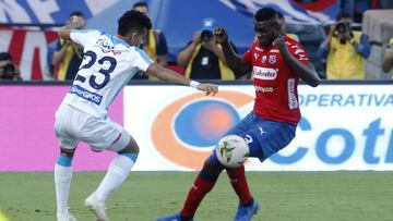 El jugador de Independiente Medellín Jesus Murillo (d) disputa el balón con Luis Díaz (i), de Junior