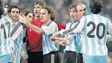 <b>OLÉ LA LIGA </b>Ayala (Valencia), Gago (Real Madrid), el Pato (Getafe), Milito (Zaragoza)... la Liga también ganó a Francia en París.