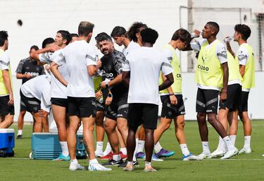 Gattuso habla con el grupo y reparte agua.