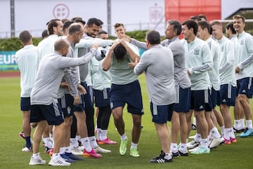 Los internacionales, con Luis Enrique a la cabeza, hacen pasillo a Rodri con motivo de su 25 cumplea&ntilde;os que celebra hoy 22 de junio.
 