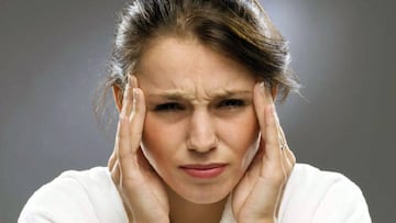 Una mujer con dolor de cabeza por la electrohipersensibilidad