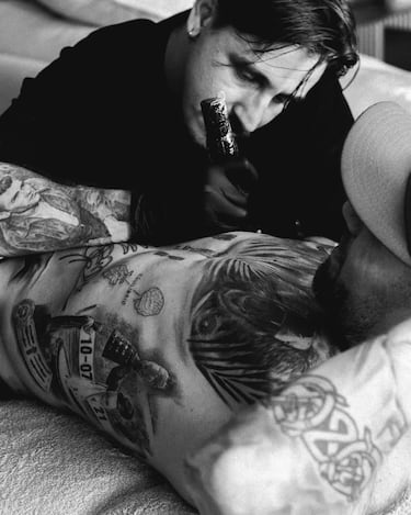 La imagen de Otamendi "tirándole la chapa" del Mundial a Vinícius ya es la foto viral de la eliminatoria.