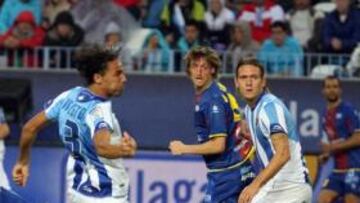 <b>CASI LOGRA EL EMPATE. </b>Valdo cabecea un balón ante las miradas de Weligton, Gorka y Kris. El balón terminó siendo rechazado por Arnau y el poste.