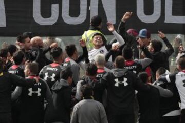 Miles de hinchas albos se hicieron presente en el Estadio Monumental.