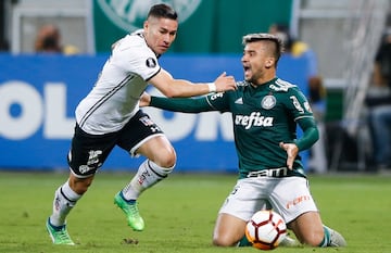 SAO PAULO, BRAZIL - OCTOBER 03: Gabriel Suazo (L) of Colo Colo and Victor Luis of Palmeiras compete for the ball during the match for the Copa CONMEBOL Libertadores 2018 at Allianz Parque Stadium on October 03, 2018 in Sao Paulo, Brazil. (Photo by Alexandre Schneider/Getty Images)