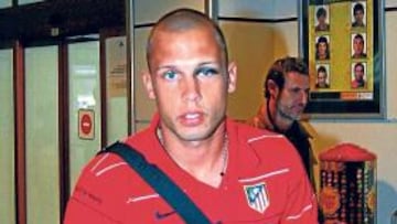 <b>SECUELAS. </b>Heitinga llegó a Madrid tras pasar la noche en Palma.