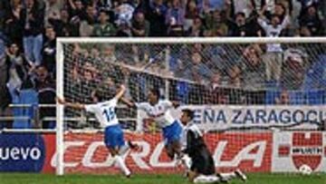 <b>SENTENCIA</B>. Corona, que fue el mejor, celebra el tercer tanto que apuntilló al Oviedo ante el Zaragoza.