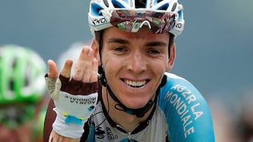 Romain Bardet celebra su triunfo en Peyragudes en el Tour de Francia 2017.