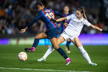 Geyse battles with Real Madrid's Athenea Del Castillo in El Clásico.