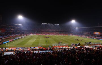 El Loftus Verfeld Stadium, en Pretoria, acogía el definitivo encuentro para los intereses de la Selección española. A los de Del Bosque sólo les servía el triunfo para acceder a los octavos de final, y además, dependía de lo que hiciera Suiza con Honduras. Cerca de 42.000 espectadores acudieron a presenciar el encuentro...