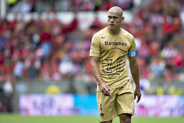 El defensa paraguayo es un histórico de Pumas por haber logrado cuatro campeonatos de liga con los universitarios. Fue elegido el mejor defensa de la liga en el 2011. Jugó una Copa del Mundo con Paraguay en Sudáfrica 2010.