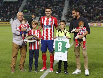 Saúl Ñí­guez y su familia.