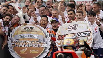 Motegi (Japan), 20/10/2019.- Spanish MotoGP rider Marc Marquez (C) of Repsol Honda Team celebrates with his team members after winning the MotoGP Motorcycling Grand Prix of Japan in Motegi, Tochigi Prefecture, north of Tokyo, 20 October 2019. (Motociclismo, Ciclismo, Japón, Tokio) EFE/EPA/TORU HANAI