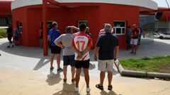 aficionados de la UD almería hacen cola a las ùertas del Estadio de Juegos Mediterraneos para renovar sus abonos para la tempirada 22/23