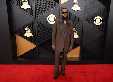 Kenyon Dixon posa en la alfombra roja.