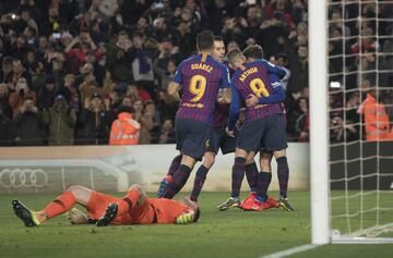 1-0. Coutinho celebró el primer gol marcado de penalti.