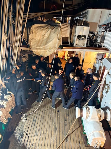 La Princesa Leonor junto a sus compañeros durante su travesía en el buque escuela Juan Sebastián Elcano durante su paso por Ecuador.