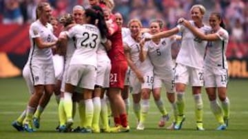 CAMPEONAS. Las jugadoras de Estados Unidos celebran el Mundial conseguido ante Japón por un contundente 5-2.