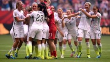 CAMPEONAS. Las jugadoras de Estados Unidos celebran el Mundial conseguido ante Jap&oacute;n por un contundente 5-2.