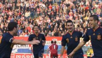 <b>EL PRIMERO. </b>Mata, Thiago y Adrián acuden a felicitar a Domínguez, autor del primer gol de España a Croacia, ayer en Varazdin.