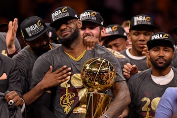 Pero LeBron James y Kyrie Irving llevaron a los Cavaliers a tres victorias consecutivas, incluyendo un dramático séptimo partido en el que Cleveland ganó en Oakland 93-89, consiguiendo su primer campeonato de la NBA.