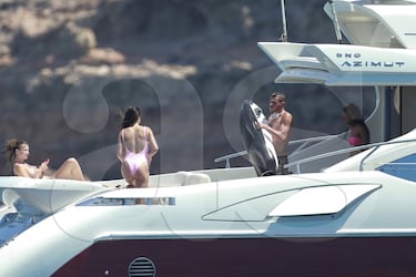 Theo Hernndez y su novia Adriana Pozueco de vacaciones en Ibiza.