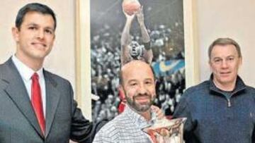 <b>AIR MARTÍN. </b>González y Delmás escoltan a Martín Tello, con la Copa que Jordan no ganó: Air Martín.