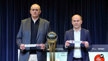 El presidente del Joventut de Badalona, Juan Antonio Morales, posa con el director deportivo de Baskonia, Félix Fernández (d), durante el sorteo de los emparejamientos de la Copa del Rey de baloncesto que se disputará entre el 16 y el 19 de febrero en Badalona (Barcelona).