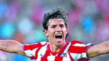 Agüero festeja un gol en el Calderón