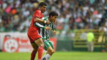 Caludio Gonz&aacute;lez disputando un bal&oacute;n con Francisco Rodr&iacute;guez en el empate Le&oacute;n 2-2 Lobos BUAP de la jornada 12 del Clausura 2018. 