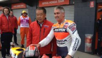 EN BUENA FORMA. Doohan posa con Shuhei Nakamoto, vicepresidente de HRC, en el GP de Australia de la pasada temporada.