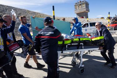 Tobias Johannessen, octavo en la genera, se fue al suelo nada más cruzar la meta en el Mont Ventoux. Tuvo que ser auxiliado y trasladado el hospital. 'Tobias tuvo problemas estomacales después de la meta. Recibió atención médica de inmediato, lo cual me alegra mucho. Está en la ambulancia y se siente mejor', contó el equipo médico del Uno-X.