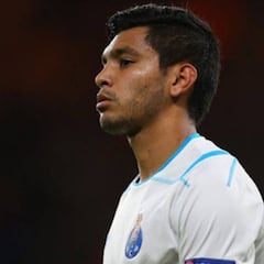 Tecatito Corona fuera de la ida en los octavos de la Champions