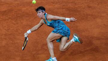 La tenista española Carla Suárez Navarro durante su partido de segunda ronda contra la eslovaca Viktoria Kuzmova, en el Mutua Madrid Open 2019.
