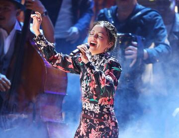 La artista mexicana Natalia Lafourcade se hizo con dos premios Grammy Latinos, incluyendo el de Mejor Álbum Folclórico.