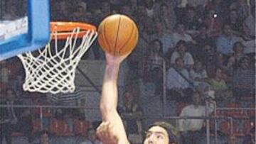 <b>¡VA POR EL CHAPU! </b>Scola se lució ante su compatriota Nocioni.